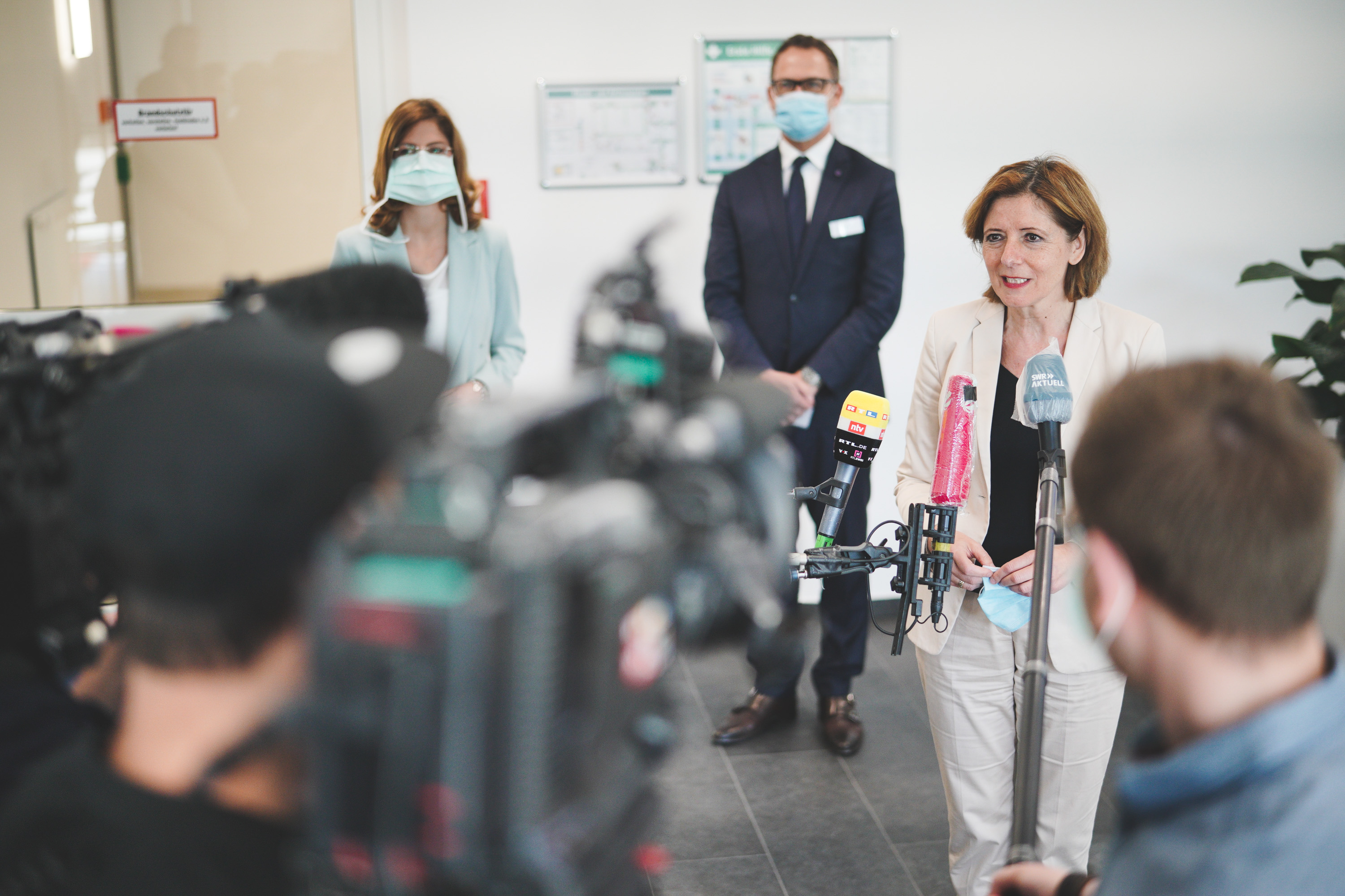 Pressestatement der rheinland-pfälzischen Ministerpräsidentin Malu Dreyer im Foyer des Bioscientia Labors Ingelheim. Im Hintergrund: Gesundheitsministerin von Rheinland-Pfalz Sabine Bätzing-Lichtenthäler und Bioscientia COO-Frank Exner.