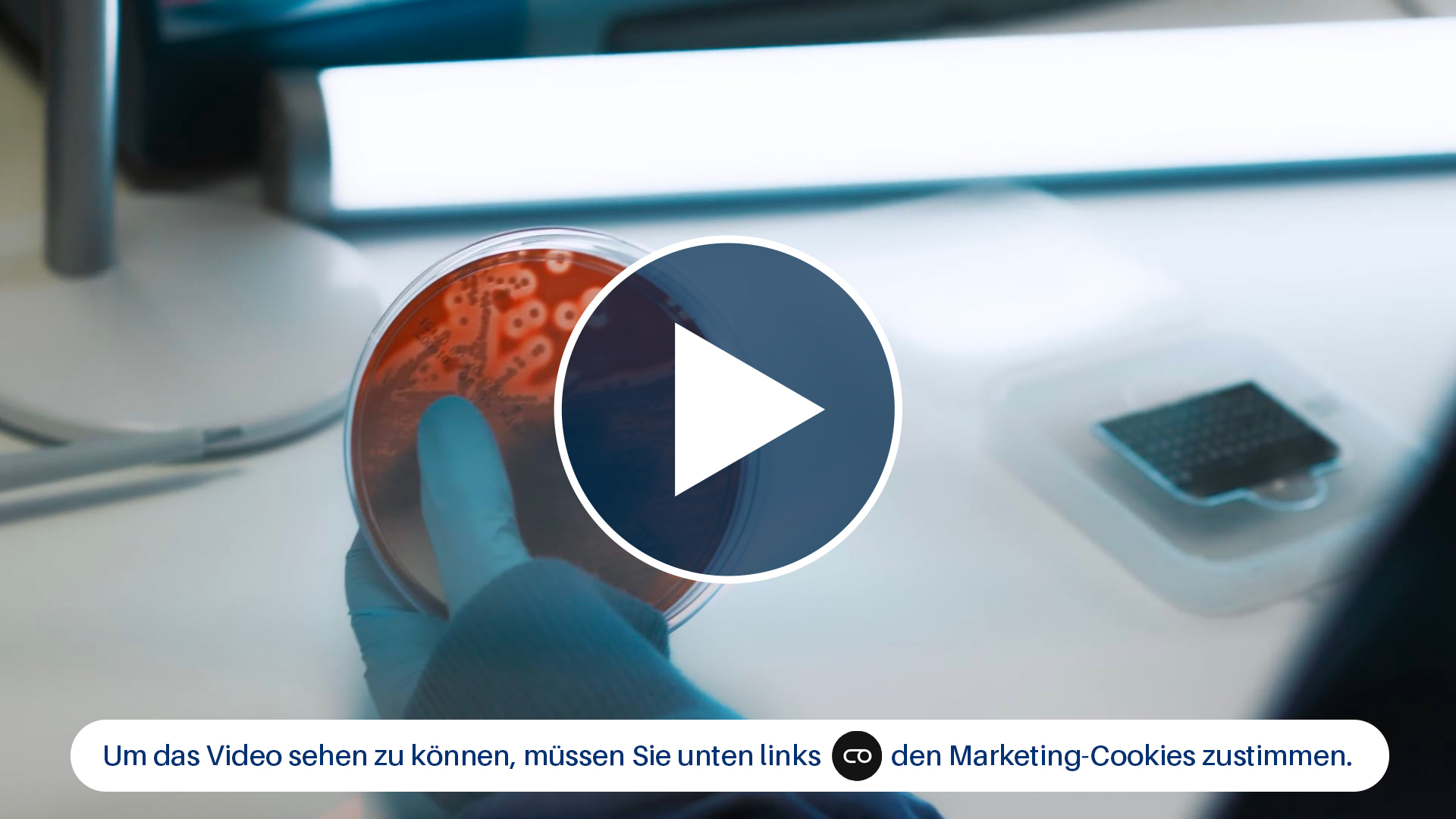 Vorschaubild des Videos mit dem Hinweis, dass man den Marketing-Cookies zustimmen muss, um es abspielen zu können